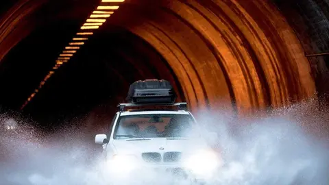Coche circulando durante una inundación