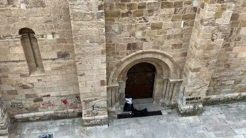 Basura y grafitis en la puerta de la Iglesia vía Somos Zamora