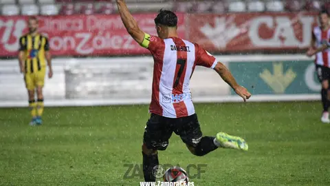 Dani Hernández ante el CD Cayón. Imagen Zamora CF