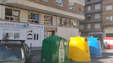 Contenedores en la Plaza del Cuartel Viejo. Fotografía de archivo