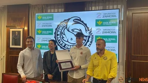 Marcos Ratón celebra sus cuatro medallas en el Europeo Junior