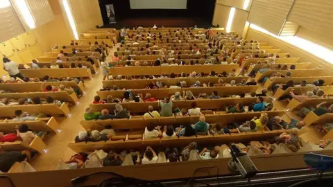 Presentación del documental "De la Concha a la Hiniesta, historia de una romería" en el Ramos Carrión