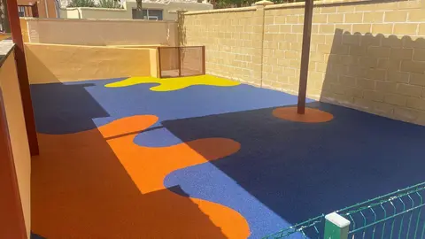 Instalación del suelo de caucho en el CRA de Moraleja del Vino. Fotografía: Ayuntamiento de Moraleja del Vino