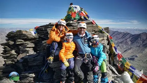 Familia Jiménez Rubio en la cima del Himalaya. Fotografía: Explorando rincones