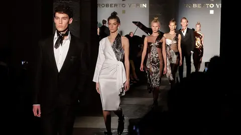 CIFUENTES ASISTE AL DESFILE DE ROBERTO VERINO EN LA REAL CASA DE CORREOS, CON MOTIVO DE LA MERCEDES-BENZ FASHION WEEK MADRID.La presidenta de la Comunidad de Madrid, Cristina Cifuentes, asiste al desfile de presentación de la colección otoño/invierno 2017-2018 de Roberto Verino, que acoge la Real Casa de Correos, en el marco de la Mercedes-Benz Fashion Week Madrid. ..Foto: D.Sinova / Comunidad de Madrid.