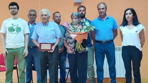 Reconocimiento al exalcalde de Carbellino, Benito Sánchez Piorno, durante la inauguración del nuevo comedor social. Fotografía: @carbellinodesayagozamora