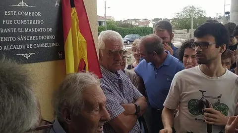 Reconocimiento al exalcalde de Carbellino, Benito Sánchez Piorno, durante la inauguración del nuevo comedor social. Fotografía: @carbellinodesayagozamora