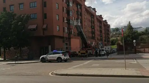 Bomberos accediendo a la terraza