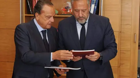 Esta mañana el presidente de las Cortes de Castilla y León, Carlos Pollán, ha recibido al Pleno del Consejo de Cuentas encabezado por su presidente, Mario Amilivia, que le ha hecho entrega de la Memoria de Actividades correspondiente a 2022