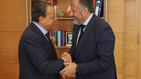 Esta mañana el presidente de las Cortes de Castilla y León, Carlos Pollán, ha recibido al Pleno del Consejo de Cuentas encabezado por su presidente, Mario Amilivia, que le ha hecho entrega de la Memoria de Actividades correspondiente a 2022