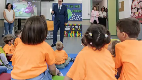 Mañueco junto con niños