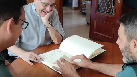 Fernando Toribio firma en el libro de honor de la Guardia Civil