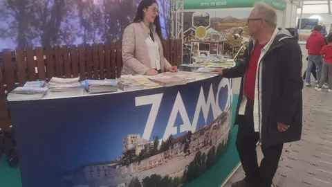 Concejal de Turismo en el stand de Zamora