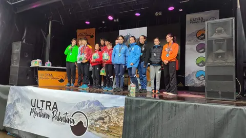 podium con las integrantes del CD Benavente Atletismo