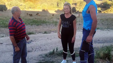 Vox visita una granja afectada por el ataque del lobo