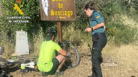 La Guardia Civil auxilia a un peregrino que realizaban el Camino de Santiago y sufrió un accidente en el Puente Quintos
