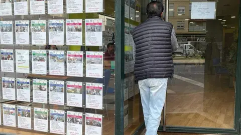 Hombre entrando en una Inmobiliaria