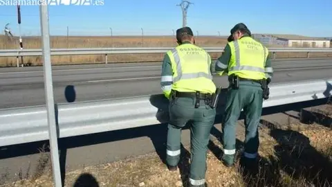 Agentes de la Guardia Civil en una actuación anterior vía Salamancartvaldia.es
