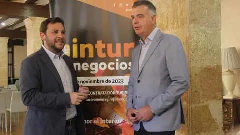 El vicepresidente primero de la Diputación y diputado de Educación, Cultura y Turismo, Víctor López de la Parte, junto al director de la Feria de Valladolid, Alberto Alonso en la presentación de Intur Negocios a los empresarios del turismo zamorano