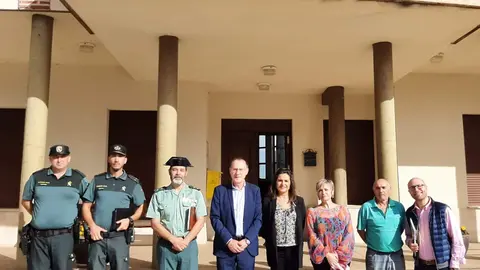El subdelegado del Gobierno en Zamora, Ángel Blanco, junto a la alcaldesa de la localidad, Raquel Pascual Blanco, el jefe provincial de Tráfico, Alfonso Ibáñez, la jefa de la Unidad de Violencia contra la Mujer, Marisa Manso, el Teniente Coronel de la Guardia Civil, Héctor David Pulido, y efectivos de la Demarcación de Fuentesaúco