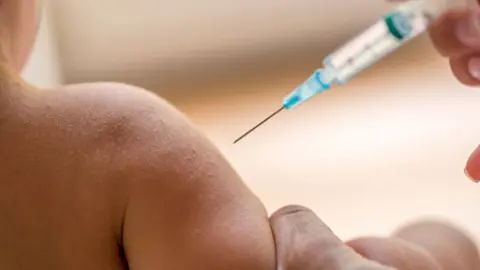 Vacunación bebés. Fotografía de archivo