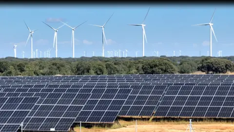 2023-09.- Primera planta híbrida eólica y solar de España en CYL - Iberdrola