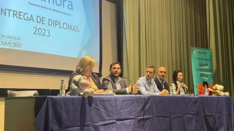 Entrega diplomas a alumnos del Curso de Starters