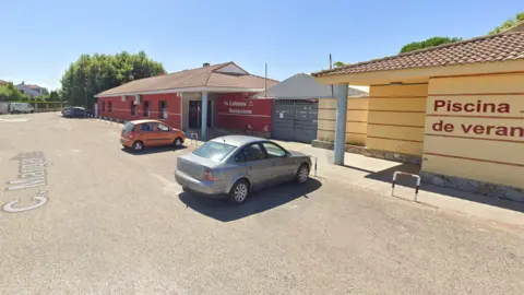 Entorno de la piscina municipal en Morales del Vino