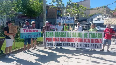 Un momento de la concentración de la Plataforma por una Sanidad Pública Digna en la ZBS de Tábara