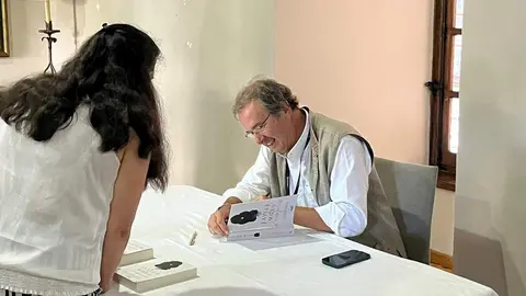 Los premios Planeta Juan Eslava, Javier Moro y Javier Sierra en la firma de libros en Zamora