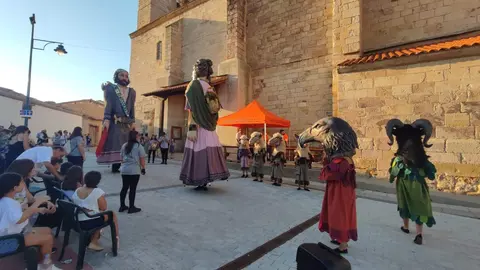 Desfile de gigantes y cabezudos en Villaralbo (1)