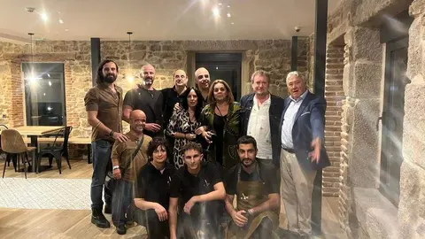 Fernando Cayo, Goya Toledo, Carla Nieto, Álvaro de Paz, Carlos Lázaro, Saturnino García, Sonia Bautista y Carlos Lázaro, entre otros, durante su estancia en La Alcoba de Sayago, en Bermillo. Fotografía: CEDIDA