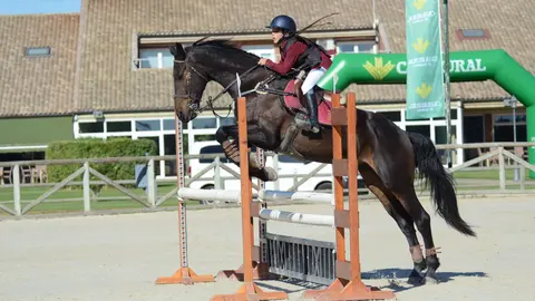 Ximena Gutiérrez en pleno salto