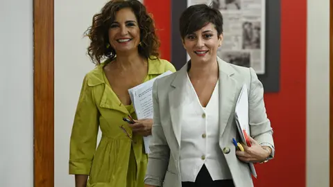 La ministra de Política Territorial y portavoz del Gobierno en funciones, Isabel Rodríguez, y la ministra de Hacienda y Función Pública, María Jesús Montero, a su llegada a la rueda de prensa.