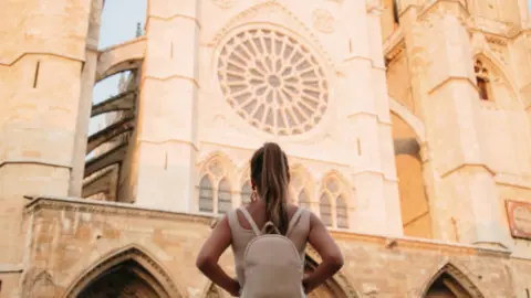 Turista frente a la Catedral de León. Fotografía de archivo