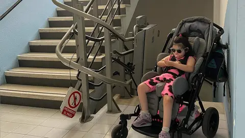 África, la niña zamorana con síndrome de Rett junto a la silla estropeada en la piscina de Los Almendros