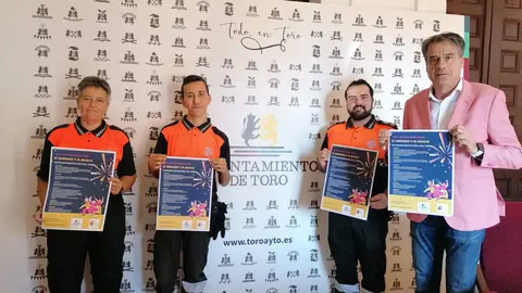 Joseba Revidiego y el alcalde de Toro, Rafael González, en la presentación del programa en honor a sus patrones