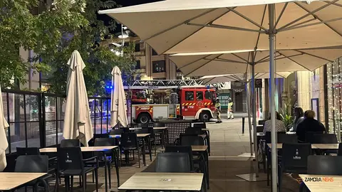 Los Bomberos de Zamora intervienen en un edificio de la Plaza Maestro Haedo para evitar la caída de cascotes