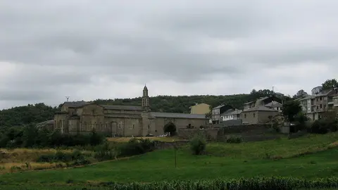Vista de San Martín de Castañeda y su abadía