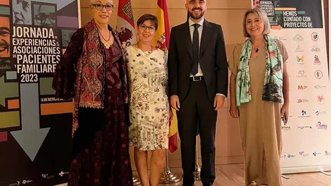 La Junta Directiva formada por pacientes, la presidenta de AZAYCA, Pilar de la Higuera, y el Director General de Calidad e Infraestructuras Sanitarias, Ávaro Muñoz