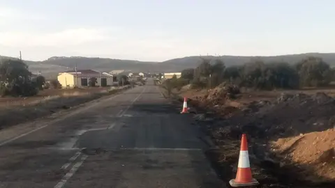 Carretera entre Sarracín y Riofrío de Aliste tras reparar el asfalto dañado durante el incendio de un camión de paja