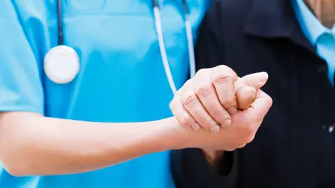 Profesional sanitario y paciente. Fotografía de archivo