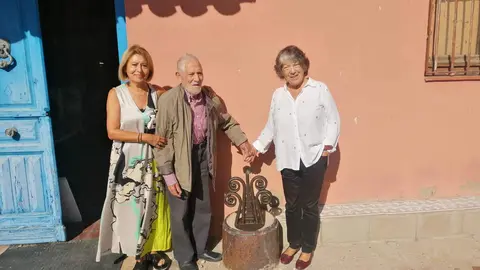 AZAYCA recoge la obra que Jose Luis Coomonte dona a la Asociación Zamorana de Ayuda Frente al Cáncer