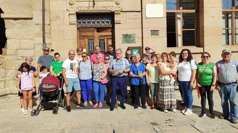 Fermoselle se concentra para reivindicar el acceso a una vivienda digna en el medio rural