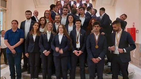 Equipo español que compitió en el campeonato europeo de FP 'Euroskills' 2023, recibido por la ministra en funciones, Pilar Alegría.