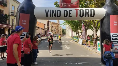 Llegada a meta en el Km Urbano por la Fiesta de la Vendimia de Toro