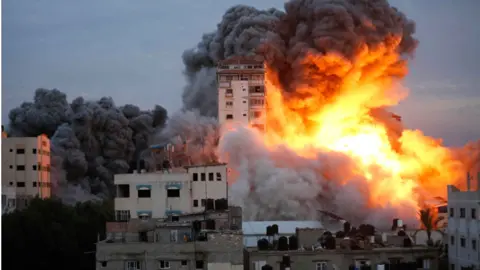 Varios proyectiles procedente de un avión del ejercito Israelí impacta en la ciudad de Gaza. Fotografía: UNRWA España