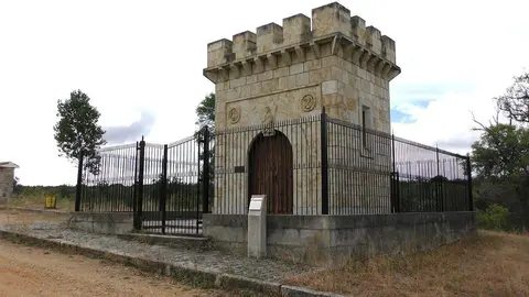 Monumento a Fernando III en su lugar de nacimiento, donde estuvo el antiguo Monasterio de Nuestra Señora de Valparaíso.