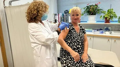 Leticia Garcia se vacuna covid y gripe