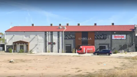 Fotografía de algunas de las discotecas afectadas por el cierre en la zona de la carretera de Villalpando